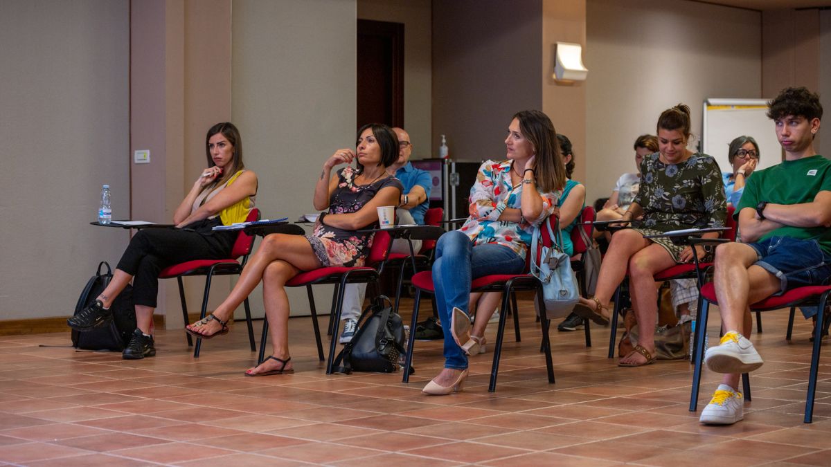 Aula durante il corso Basi di PNL con studenti